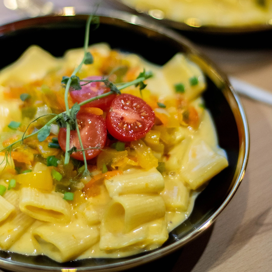 Makaroni ar gardo siera mērci